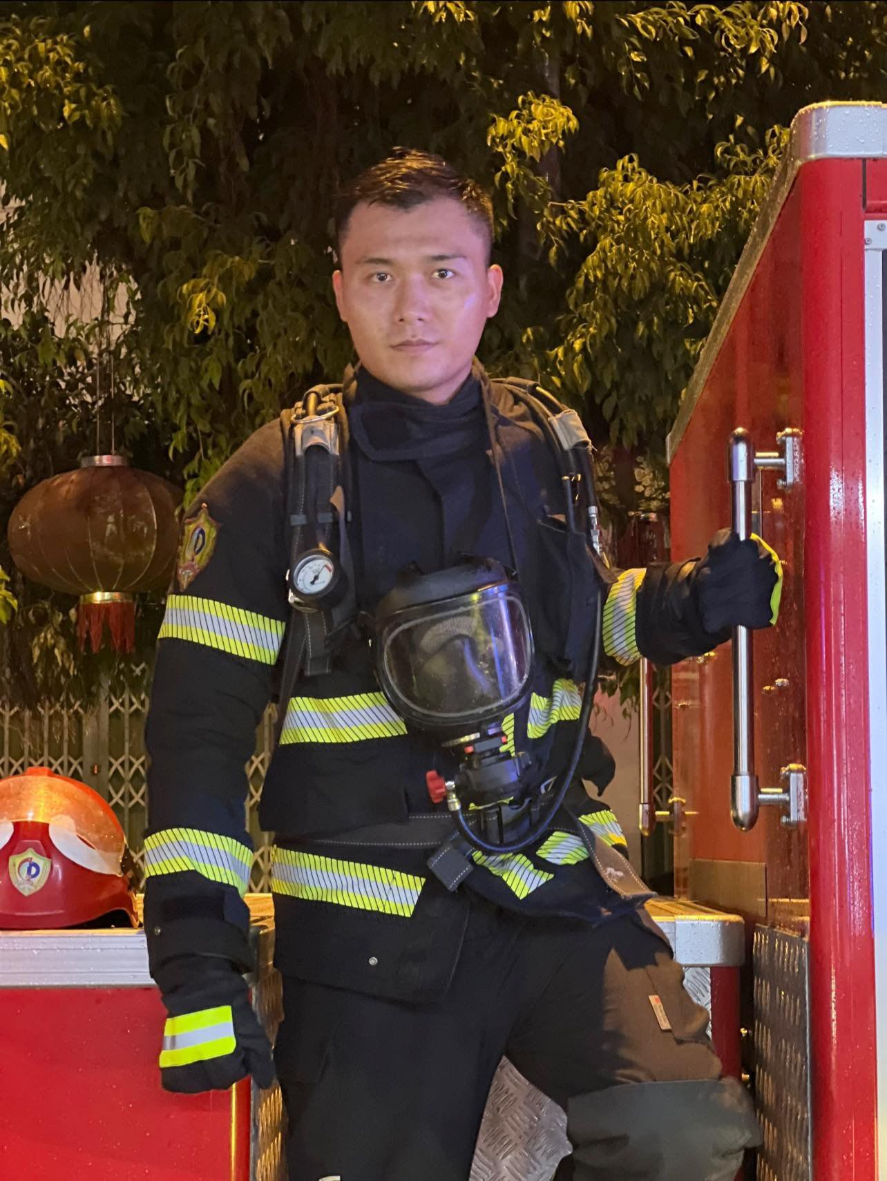 Xuân Phúc vào vai đội trưởng đội cứu hỏa trong ''Đi về phía lửa''.