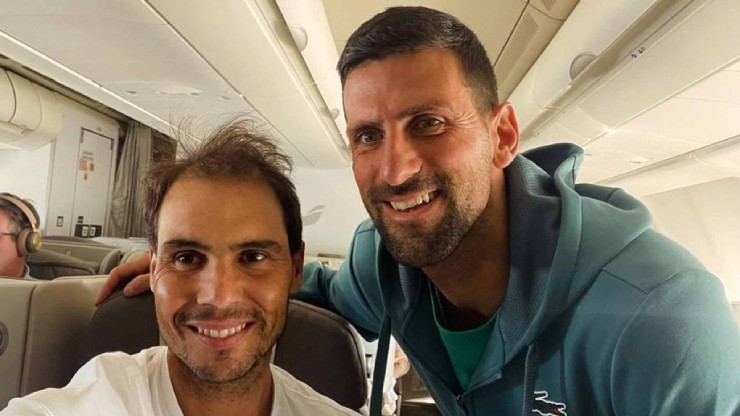 Nadal và Djokovic chụp chung tấm hình trên chuyến bay tới Mỹ