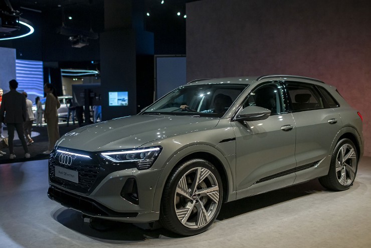 Audi sắp giới thiệu mẫu xe Q8 E-tron tại Việt Nam - 1