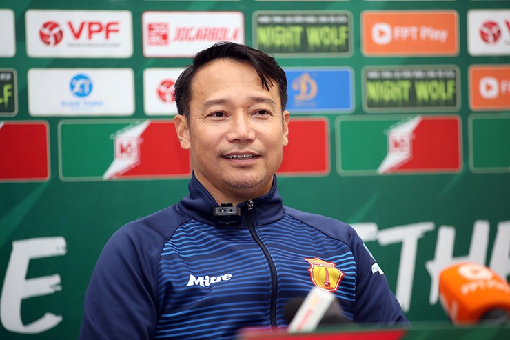 HLV Vũ Hồng Việt tiết lộ "bí kíp" giúp Nam Định đánh bại Hà Nội.