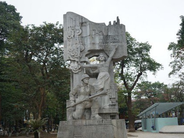 Tin tức trong ngày - Vì sao vườn hoa Hàng Đậu xuất hiện nhiều 'khối bê tông lạ' sau khi cải tạo?