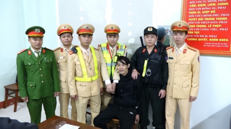 Lực lượng chức năng bắt giữ đối tượng Trần Văn Lợi.