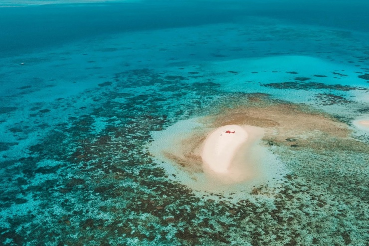 Vlasoff Cay là một hòn đảo nhỏ không có người ở. Cách duy nhất để đến đó là bằng trực thăng hoặc máy bay nhỏ. Ảnh: Tropical North Queensland.