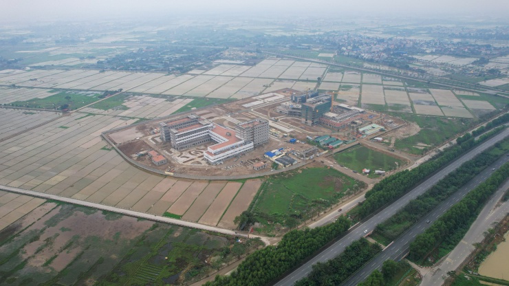 Được khởi công từ tháng 2-2023, đến nay, dự án bệnh viện Phụ sản Trung ương cơ sở 2 và bệnh viện Nhi Trung ương cơ sở 2 được xây dựng trên tổng diện tích xây dựng khoảng 12 ha nằm trên địa giới hành chính xã Ngọc Mỹ (huyện Quốc Oai, TP Hà Nội) đã lộ rõ hình hài