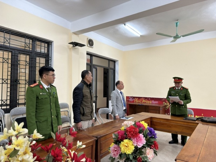 Cơ quan CSĐT Công an tỉnh Bắc Kạn tống đạt quyết định khởi tố bị can, lệnh cấm đi khỏi nơi cư trú đối với Nguyễn Khắc Hùng