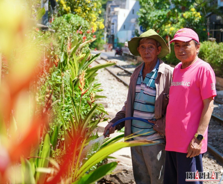 Ông Ngô Văn Năm (65 tuổi) là nhân viên chăm sóc cây cảnh hai bên đường ray tại khu vực này cho biết: “Nhìn thấy một góc hàng rào tô điểm màu hồng tôi thấy rất dễ thương, góp phần làm cho cảnh quan trở nên xanh tươi, đẹp mắt hơn."