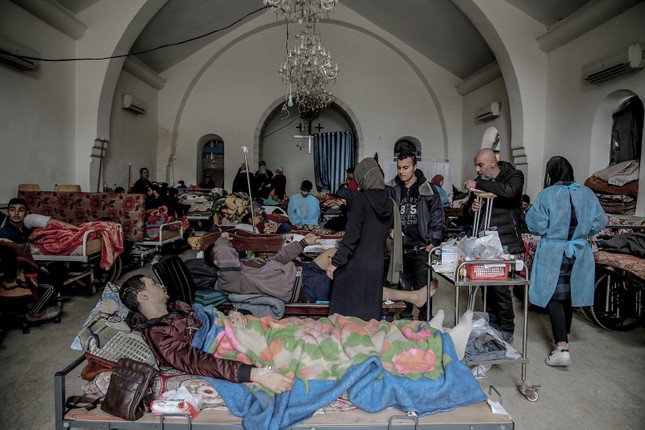 Nhà thờ Thánh Philip ở Dải Gaza trở thành nơi nhiều người Palestine trú ẩn tránh bom đạn (ảnh chụp ngày 13/2/2024). Ảnh: Anadolu