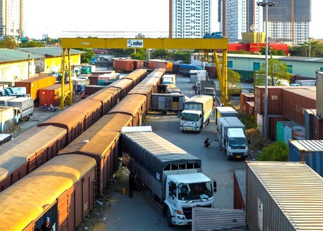 Để đồng bộ hơn và nâng cao được năng lực, phục vụ hoạt động liên vận quốc tế, Tổng công ty đường sắt Việt Nam đề xuất Bộ Giao thông Vận tải tiếp tục lập dự án đầu tư giai đoạn 2, mức đầu tư khái toán khoảng 180 tỷ đồng, vốn đầu tư công trung hạn. Theo đó, sẽ xây dựng cải tạo bổ sung bãi hàng, xây dựng các hạng mục đồng bộ; xây mới nhà điều hành, hải quan, biên phòng, công an. Riêng bãi hàng An Bình, nâng cấp, cải tạo các đường xếp dỡ, đặt thêm đường xếp dỡ; xây mới kho lạnh...