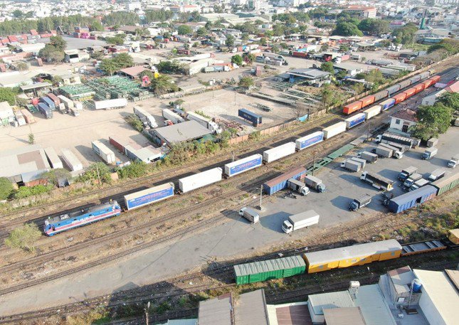 Đối với khu vực làm kho bãi ngoại quan để triển khai hoạt động liên vận quốc tế, Tổng công ty đường sắt Việt Nam đề nghị tỉnh Bình Dương xem xét cấp đất làm kho bãi chức năng. Đồng thời đề nghị Cục Hải quan Bình Dương mở địa điểm kiểm tra, giám sát, thông quan hàng hóa tại ga liên vận quốc tế Sóng Thần.