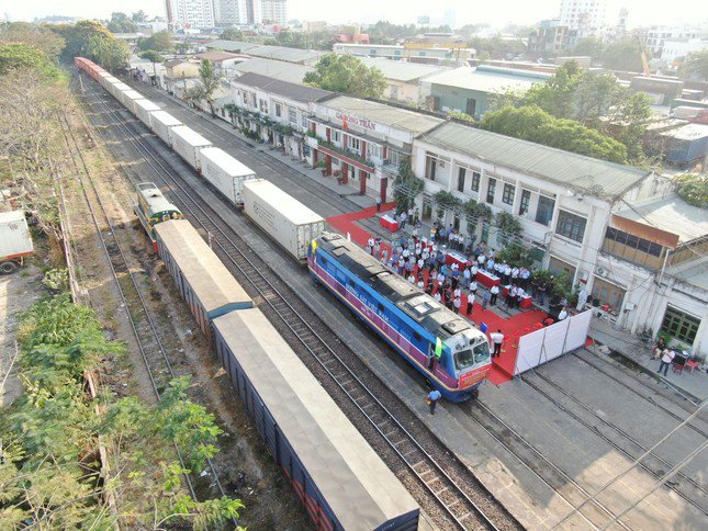 Ưu điểm của tàu liên vận là thủ tục rất nhanh, hệ thống xử lý dữ liệu tự động (VNACCS-VSIS) phân luồng xanh (miễn kiểm tra chi tiết hồ sơ, miễn kiểm tra thực tế hàng hóa và được thông quan tự động).