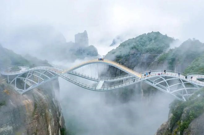 Phần lớn mặt cầu được thiết kế bằng kính chịu lực trong suốt, nhờ đó khách tham quan có thể ngắm trọn quang cảnh thung lũng Thần Tiên Cư và tạo cảm giác như đang đi giữa cầu vồng trên bầu trời.