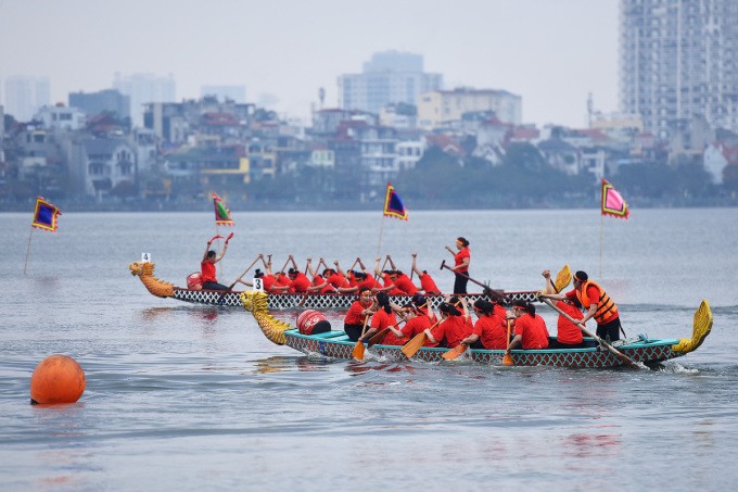 Đua thuyền là một trong các hoạt động được phép tổ chức ở Hồ Tây. Trong ảnh là lễ hội đua thuyền rồng ở Hồ Tây đầu năm 2019. Ảnh: Giang Huy