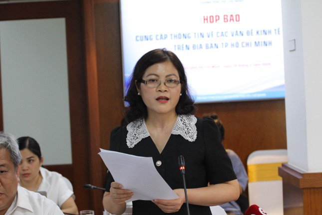 Bà Hoàng Thị Hương Lan - Trưởng phòng Lý lịch tư pháp, Sở Tư pháp TPHCM, trả lời họp báo chiều 29/2. Ảnh: Thành Nhân