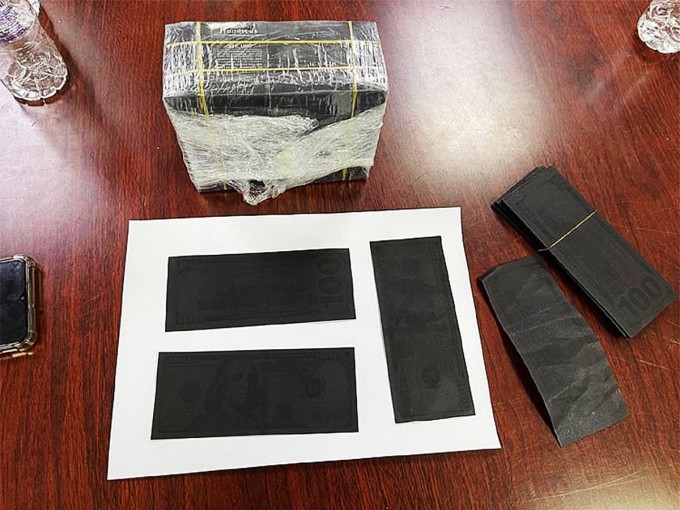 Các cọc USD bị nhuộm hóa chất. Ảnh: Hải quan TP HCM