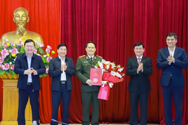 Thường trực Tỉnh ủy Nghệ An chúc mừng Thiếu tướng Bùi Quang Thanh.