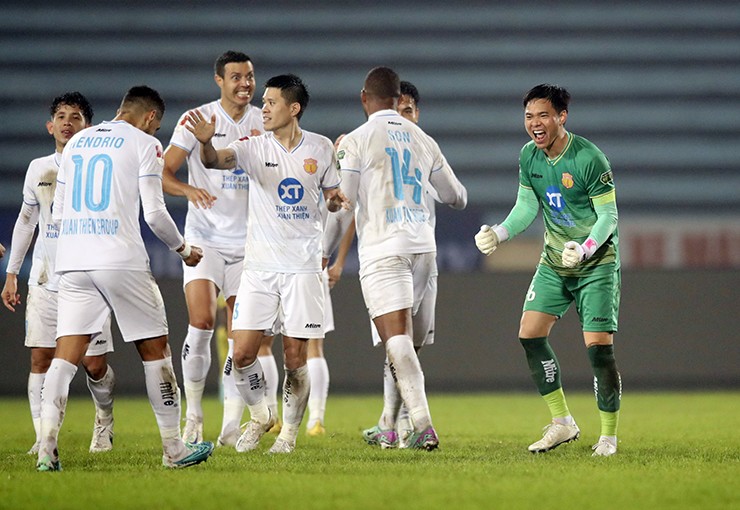 Nguyên Mạnh cùng đồng đội ăn mừng chiến thắng của Nam Định trước Hà Nội.