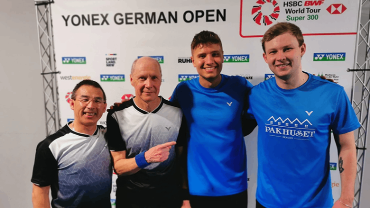 Từ trái qua David Li và Webster, 2 tay vợt có tổng 133 tuổi vẫn thi đấu cầu lông chuyên nghiệp