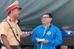 Tin tức trong ngày - Cảnh sát giao thông Bình Dương tìm được chủ nhân đánh rơi cọc tiền