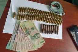 Pháp luật - Kiểm tra xe máy, phát hiện gần 60 viên đạn và còng số 8