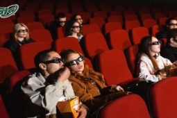 Sức khỏe đời sống - Đến rạp xem phim liên tục suốt 10 tiếng, cô gái suýt mù mắt