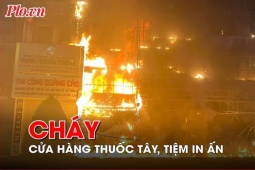 Tin tức trong ngày - Video: Lửa bốc lên đỏ rực tại cửa hàng thuốc tây và tiệm in ấn