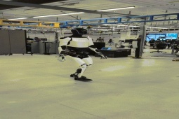 Thời trang Hi-tech - Chiêm ngưỡng Robot Optimus của Elon Musk bước đi như người