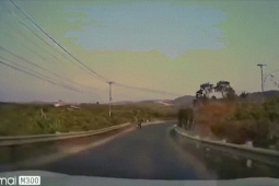 Ô tô - Clip: Kinh hoàng pha ôm cua "cực gắt" khiến người trong xe kêu gào thảm thiết