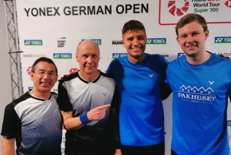 Hoa khôi cầu lông Thùy Linh thắng liên tiếp ở Đức, 2 tay vợt U70 gây xôn xao