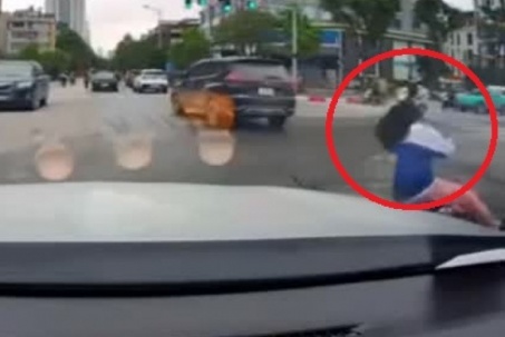 Clip: Phóng xe máy tạt đầu ô tô, “quái xế” gây tai nạn cho nữ sinh