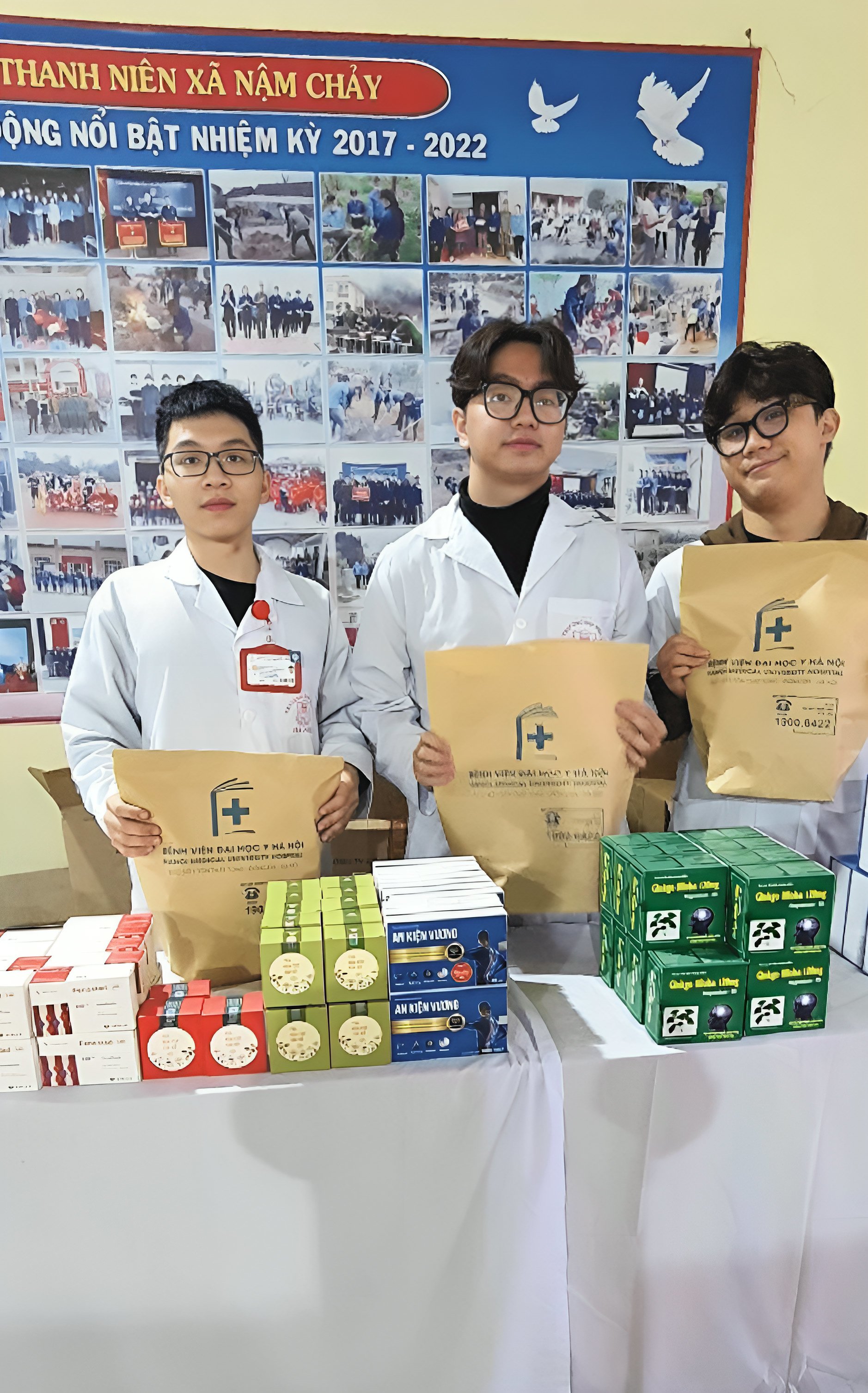 Sản phẩm của Dược phẩm Thái Minh đã được các bác sĩ và tình nguyện viên của bệnh viện Đại học y Hà Nội trao tận tay tới người dân.