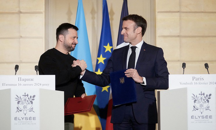 Ông Zelensky và ông Macron bắt tay trong lễ ký kết thỏa thuận an ninh ở Paris, Pháp vào ngày 16/2/2024.