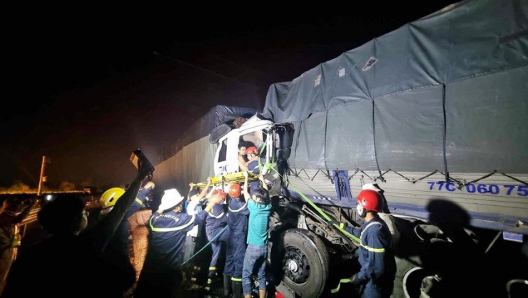 Lực lượng cảnh sát đang tiếp cận đưa phụ xe ra khỏi đầu cabin bị kẹt trong vụ tai nạn liên hoàn trên cao tốc Vĩnh Hảo-Phan Thiết. Ảnh PĐ.