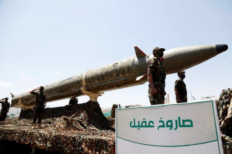 Lực lượng Houthi phô diễn tên lửa trong một cuộc tập trận. Ảnh: GettyImages