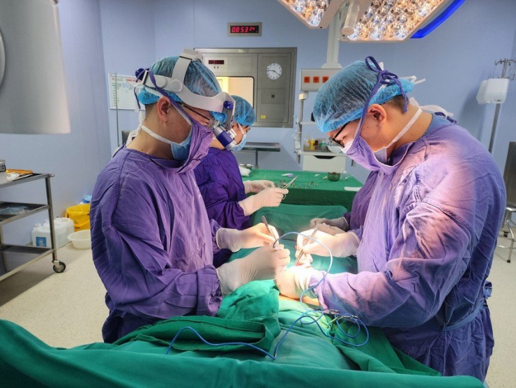 Các bác sĩ đang phẫu thuật cho bệnh nhân tự cắt dương vật sau khi sử dụng chất kích thích. Ảnh: BVCC