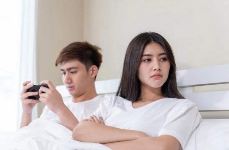 Chồng không chịu đi làm mà ngồi lì ở nhà và lấy lý do chăm sóc vợ. (Ảnh minh họa)