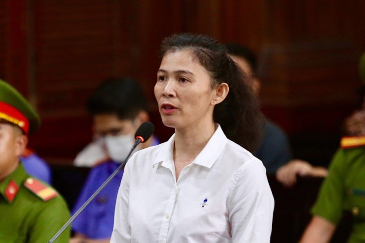 Bị cáo Đặng Thị Hàn Ni nhận mức án 18 tháng tù. Ảnh: HOÀNG GIANG