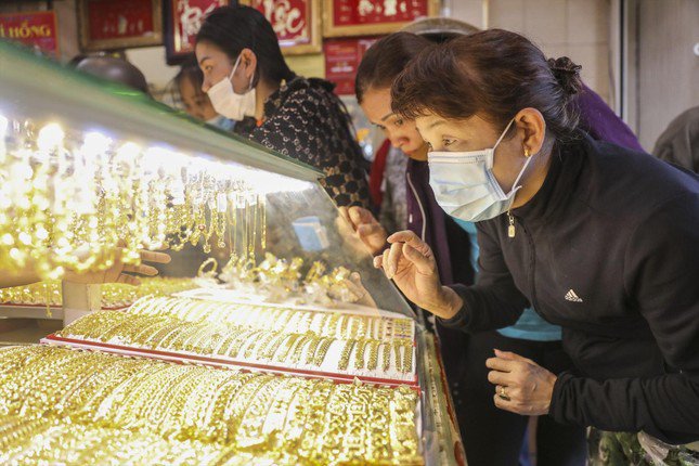 Nhiều người mua vàng trang sức tại một tiệm vàng ở quận Bình Thạnh, TPHCM, ảnh: Duy Anh