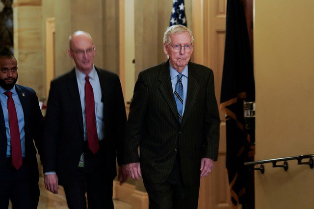 Lãnh đạo phe thiểu số Đảng Cộng hòa tại Thượng viện Mỹ Mitch McConnell sau khi tuyên bố từ chức tại Washington - Mỹ ngày 28-2 Ảnh: REUTERS