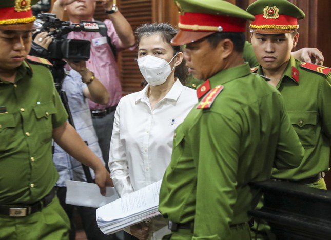 Cảnh sát dẫn giải Đặng Thị Hàn Ni vào phòng xử án.