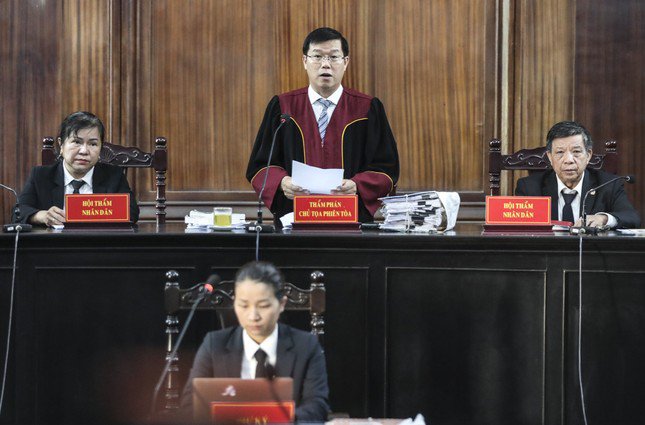 Thẩm phán Ngô Ngọc Thắng - thay mặt HĐXX công bố quyết định đưa vụ án ra xét xử.