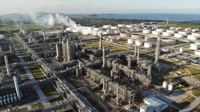 Nhà máy lọc hóa dầu Nghi Sơn - "siêu dự án" tỉ đô lớn nhất tỉnh Thanh Hóa - với tổng mức đầu tư hơn 9 tỉ USD đã đi vào hoạt động