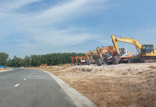 Ngày 28/2, ghi nhận của phóng viên Tiền Phong, chỉ sau hai tháng nhận chuyển nhượng khu đất gần 19 ha ở Bình Dương, Tập đoàn CapitaLand (Singapore) tiến hành khởi công để xây dựng khu nhà ở.