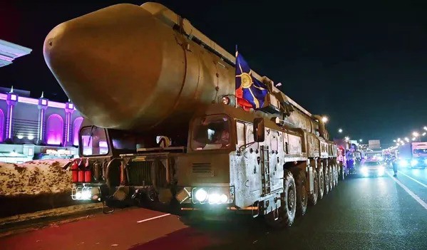 Tên lửa Yars, được biết đến với biệt danh “con trai của quỷ Satan”, là vũ khí nhiên liệu rắn có chiều dài 17,8m, với khả năng phóng từ bệ phóng di động. Điều đó khiến tên lửa đạn đạo xuyên lục địa này trở thành một vũ khí “đáng gờm”.&nbsp;Sputnik đưa tin, một đoàn xe gồm các hệ thống tên lửa Yars, được hộ tống bởi một phương tiện hộ tống đa năng mới đây được nhìn thấy đang di chuyển qua các đường phố ở thủ đô Moscow (Nga).