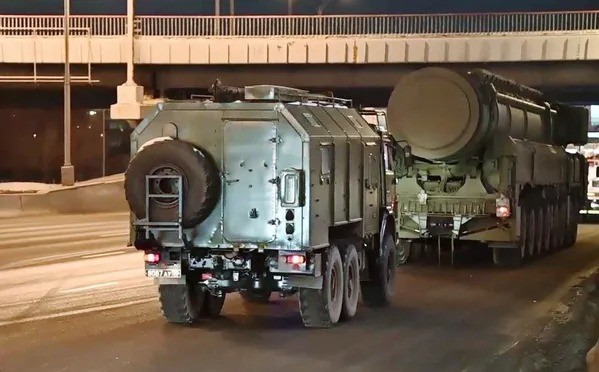 Theo thông tin từ Bộ Quốc phòng Nga, đoàn xe chở tên lửa Yars đến Moscow để chuẩn bị cho Lễ duyệt binh Ngày Chiến thắng, dự kiến diễn ra vào 9/5 trên Quảng trường Đỏ.