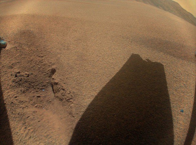 Bức ảnh hồi tháng 1 cho thấy bóng của một cánh quạt bị mẻ - Ảnh: NASA