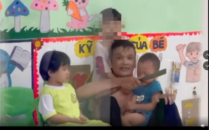 Nguyễn Bá Quân khống chế 3 bé trai, dọa giết. Ảnh: Thành Minh