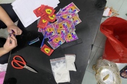 Pháp luật - Giấu "nước vui, ma túy đá" trong hộp bánh cốm, thuê shipper giao cho khách