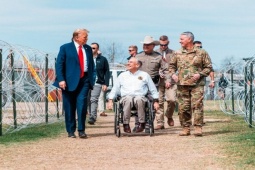 Thế giới - Ông Biden và ông Trump cùng tới biên giới, thống đốc Texas đón một người