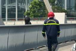 Tin tức trong ngày - Cô gái ôm túi đồ đứng thất thần trên cầu và phản ứng cực nhanh của cảnh sát