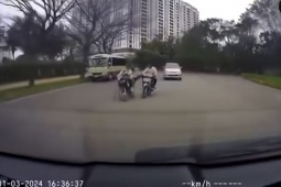 Tin tức trong ngày - Hai đối tượng đi xe máy đạp người phụ nữ suýt ngã nhào xuống đường